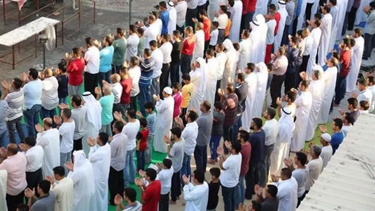 اقامه نماز عید فطر مقابل منزل آیت‎الله شیخ عیسی قاسم
