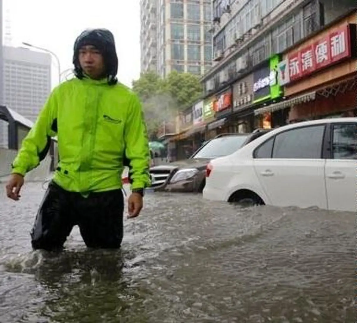 سیل شدید در چین، جان حدود ۱۸۰ نفر را گرفت