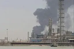 تخلیه مخازن پتروشیمی در محل حادثه در حال اجرا است/ بالگردها مشغول خنک‌سازی تاسیسات هستند
