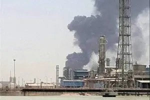 تخلیه مخازن پتروشیمی در محل حادثه در حال اجرا است/ بالگردها مشغول خنک‌سازی تاسیسات هستند