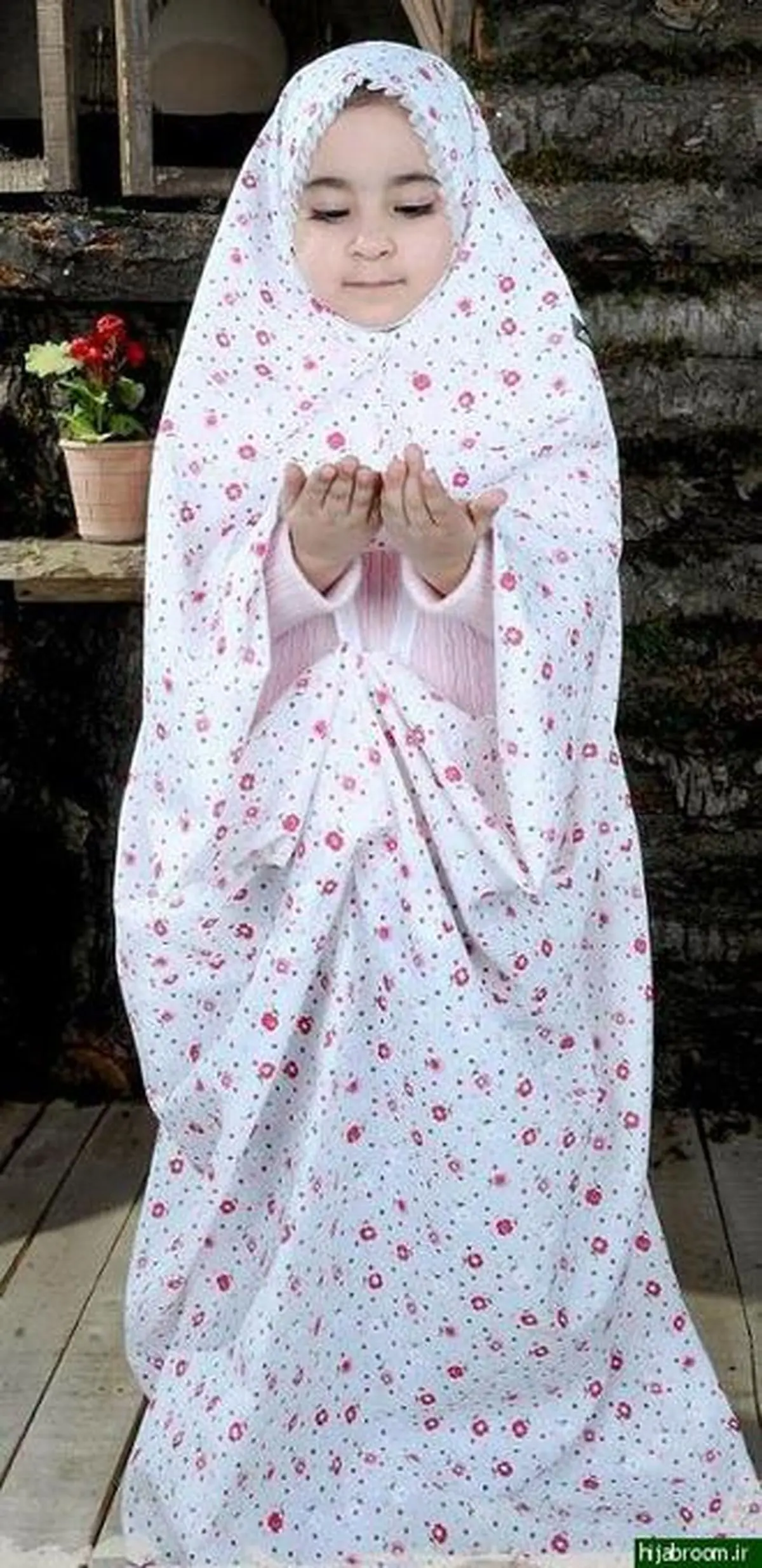 تعویض چادرهای کهنه با نو در نمایشگاه پوشاک حجاب