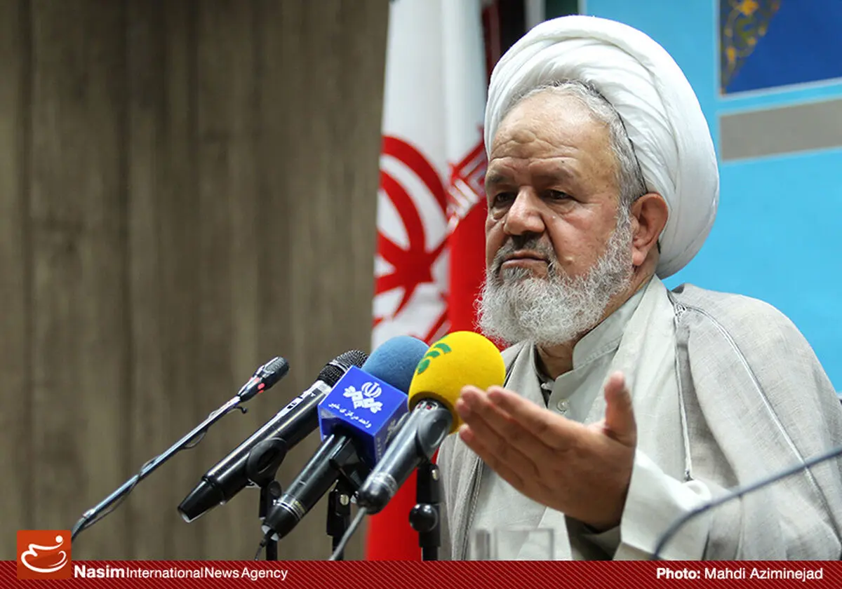 دشمن به دنبال تخلیه روحیه انقلابی‌گری جامعه است و برخی از داخل کمک می‌کنند