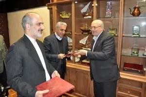 وزیر صنعت منوچهر طاهایی را به جای خسروتاج به عنوان سخنگوی این وزارتخانه انتخاب کرد/ نعمت‌‌زاده علاوه بر سخنگویی حکم مشاوره و ریاست شورای اطلاع رسانی این وزارتخانه را نیز به وی داد