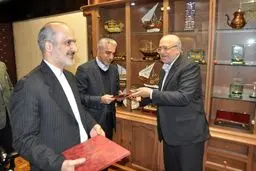 وزیر صنعت منوچهر طاهایی را به جای خسروتاج به عنوان سخنگوی این وزارتخانه انتخاب کرد/ نعمت‌‌زاده علاوه بر سخنگویی حکم مشاوره و ریاست شورای اطلاع رسانی این وزارتخانه را نیز به وی داد