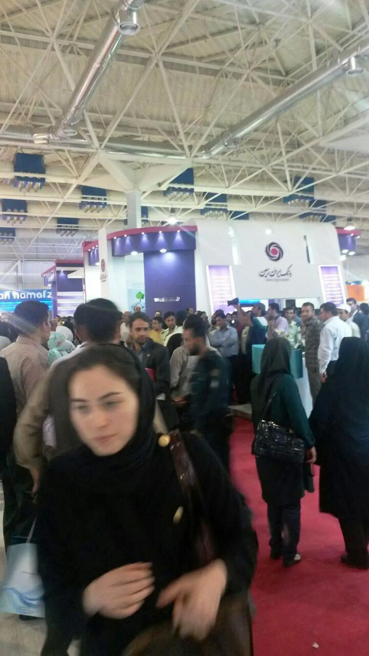 سپرده‌گذاران "ثامن‌الحجج" در مقابل "پارسیان" تجمع کردند/ تجمع کنندگان خواستار برکناری رئیس کل بانک مرکزی شدند
