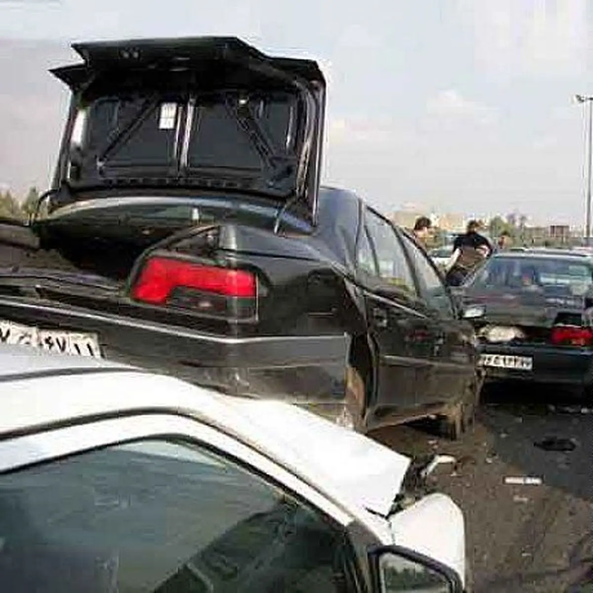 تصادف زنجیره‌ای ۸ خودرو در اتوبان تهران پردیس/ ۲ زن و یک مرد مجروح شدند