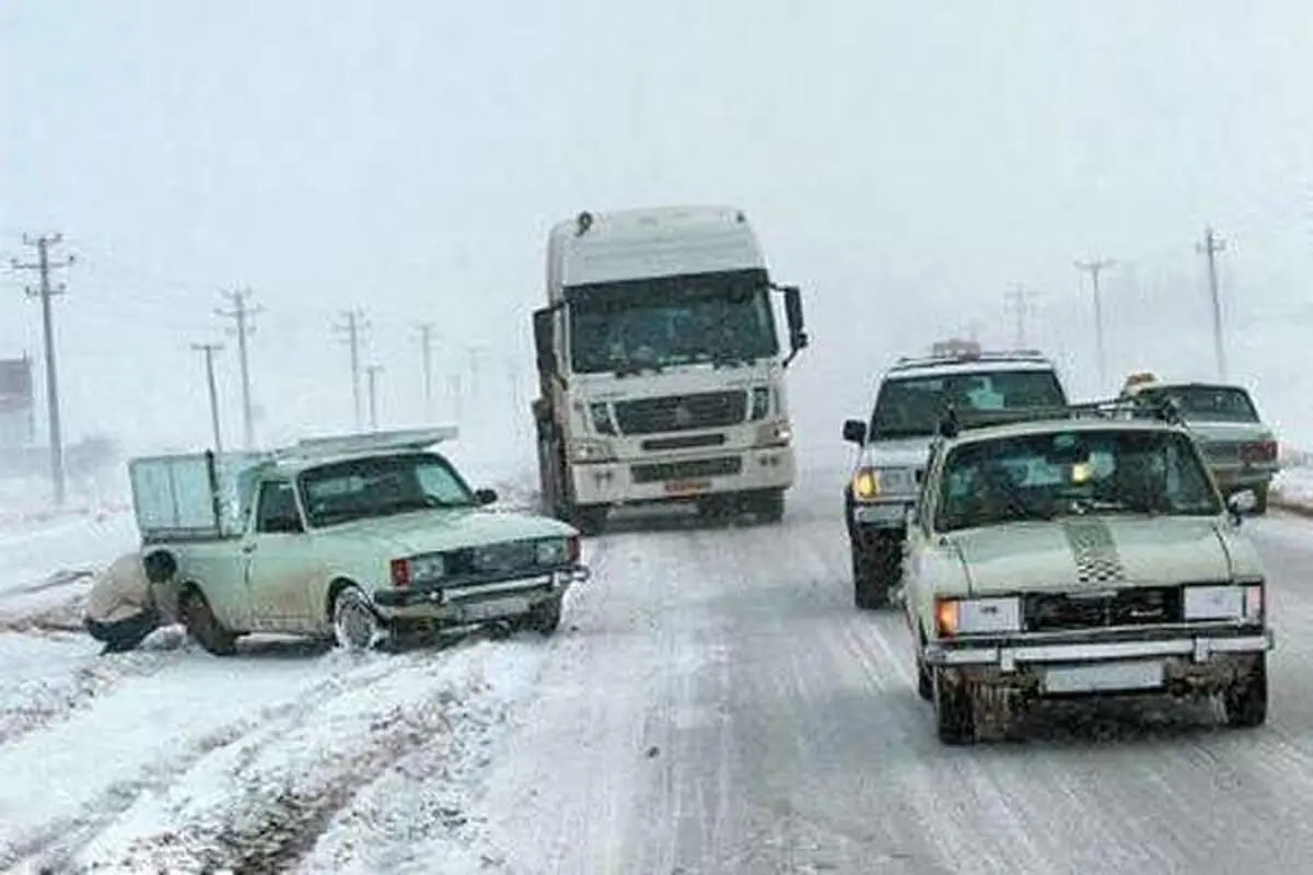 بارش برف در محور هراز/ جاده‌های مازندران لغزنده‌ است