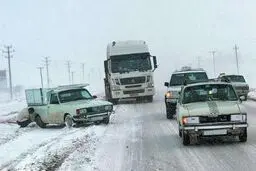 بارش برف در محور هراز/ جاده‌های مازندران لغزنده‌ است