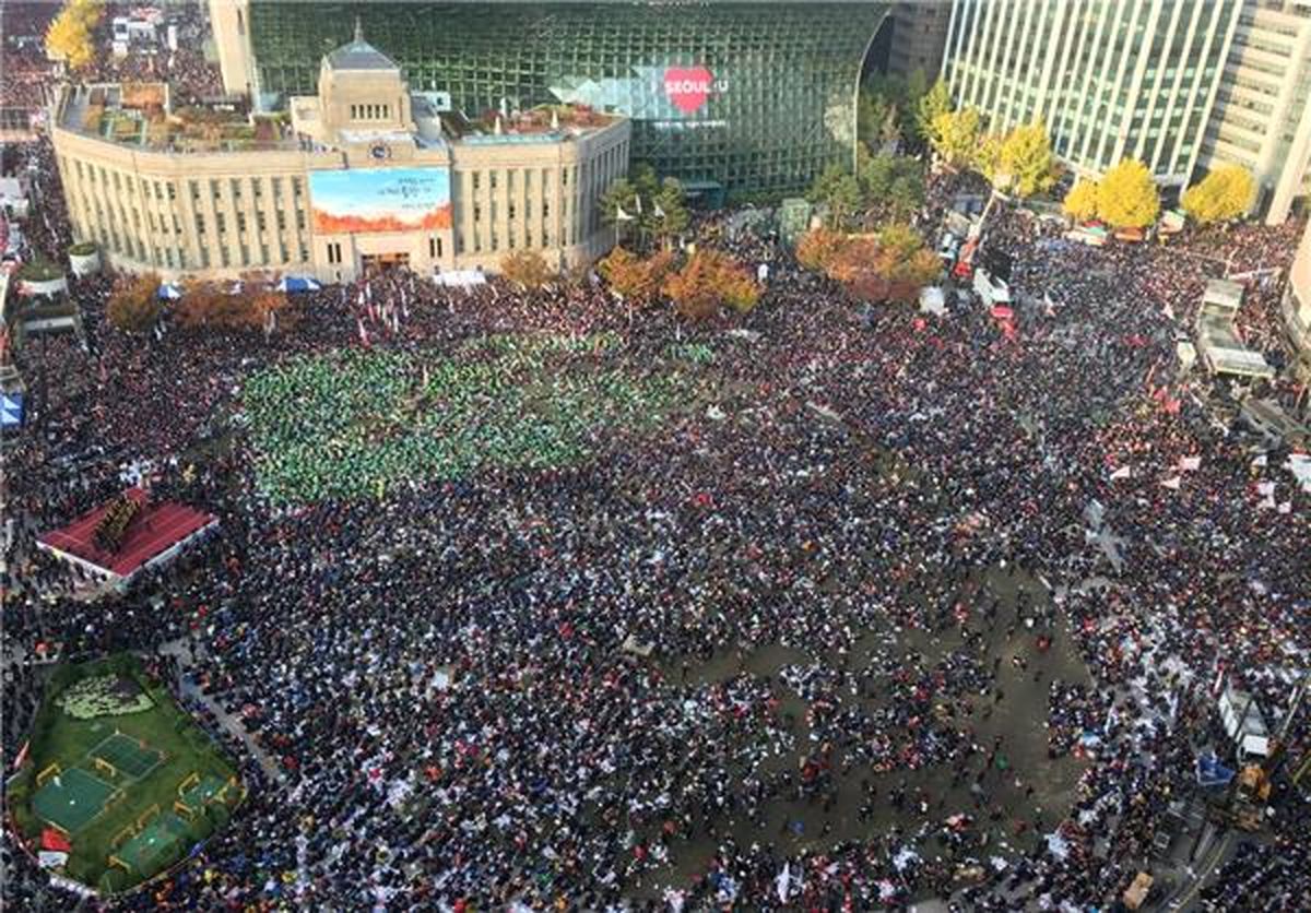 تجمع اعتراضی گسترده علیه رئیس‌جمهور کره جنوبی/ معترضان خواستار استعفای پارک شدند+تصاویر