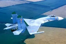 نمایش هوایی شوالیه‌های روسی با ۵ فروند سوخو ۲۷ در جزیره کیش