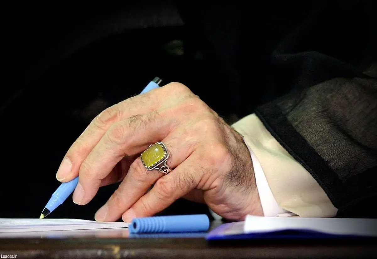 رهبر معظم انقلاب‌ حکم تولیت آستان حضرت معصومه(س) را ‌۵ سال دیگر تمدید کردند