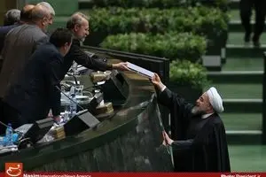 احتمال تعیین دلار ۳۳۰۰ تومانی در لایحه بودجه سال آینده/ نفت ۴۰ دلاری سناریوی احتمالی دولت یازدهم برای لایحه بودجه