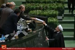 احتمال تعیین دلار ۳۳۰۰ تومانی در لایحه بودجه سال آینده/ نفت ۴۰ دلاری سناریوی احتمالی دولت یازدهم برای لایحه بودجه