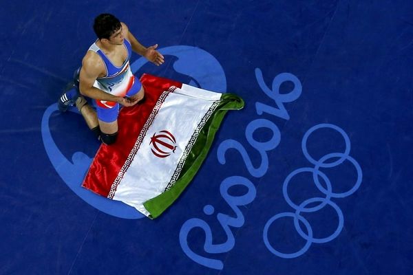 یزدانی دوبنده خود را به موزه کمیته بین‌المللی المپیک اهدا کرد/ تقدیر باخ از قهرمان کشتی آزاد المپیک و جهان