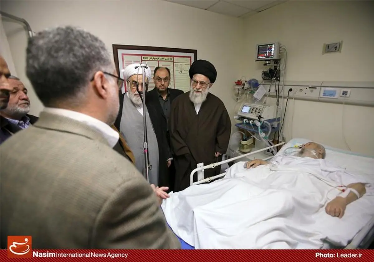 عیادت رهبر معظم انقلاب از آیت‌الله موسوی‌ اردبیلی
