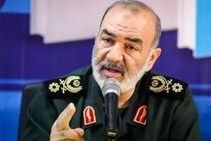 بازدید سردار سلامی از نمایشگاه دستاوردهای ۵ سال اخیر بسیج