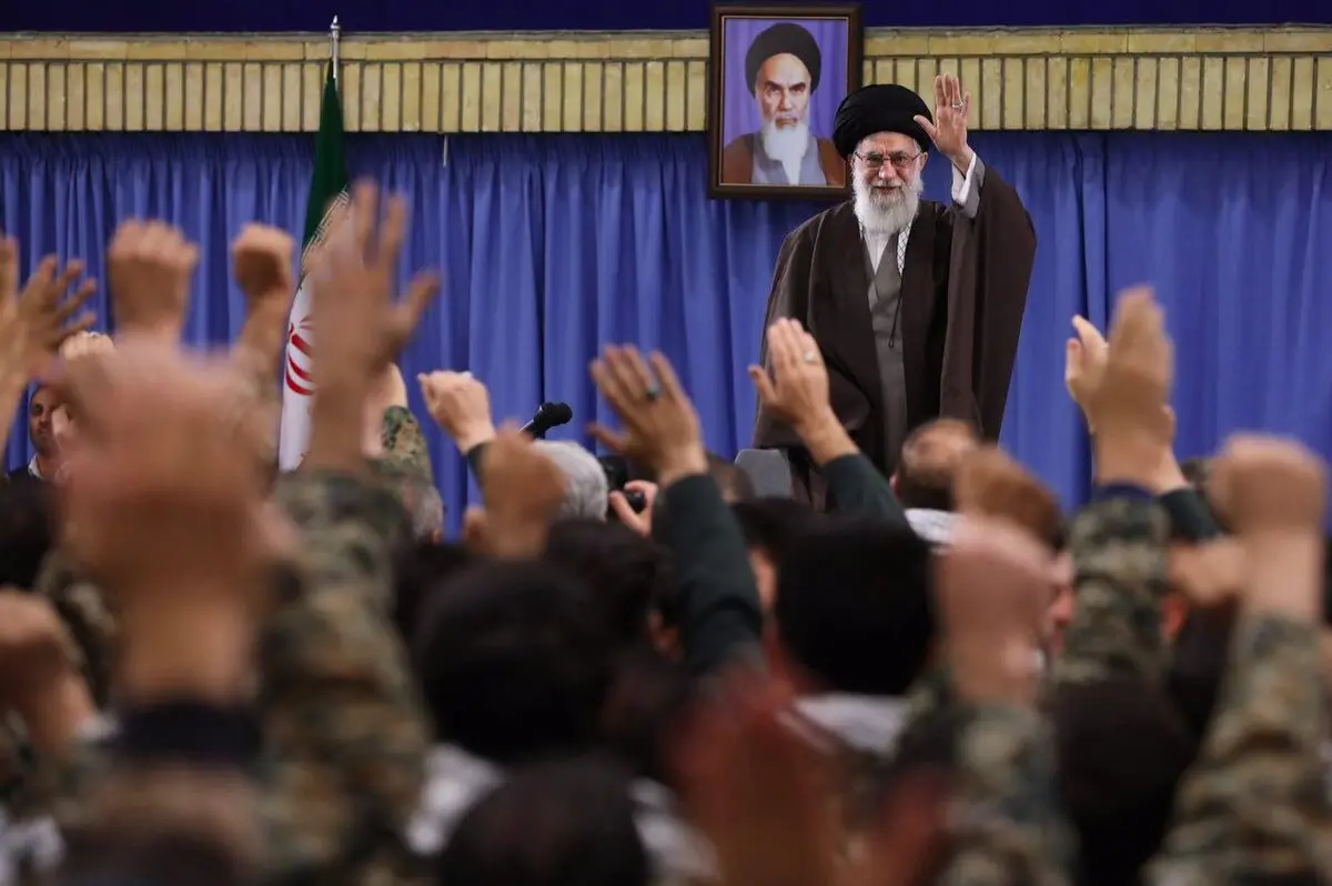 جمعی از فرماندهان بسیج و بسیجیان با رهبر انقلاب دیدار کردند + عکس