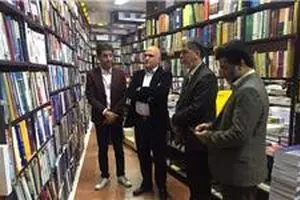 بازدید معاون فرهنگی ارشاد از کتابفروشی ۱۲۷ ساله در شیراز