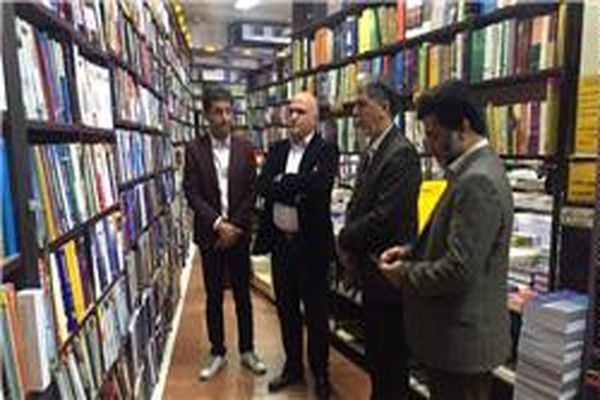بازدید معاون فرهنگی ارشاد از کتابفروشی ۱۲۷ ساله در شیراز