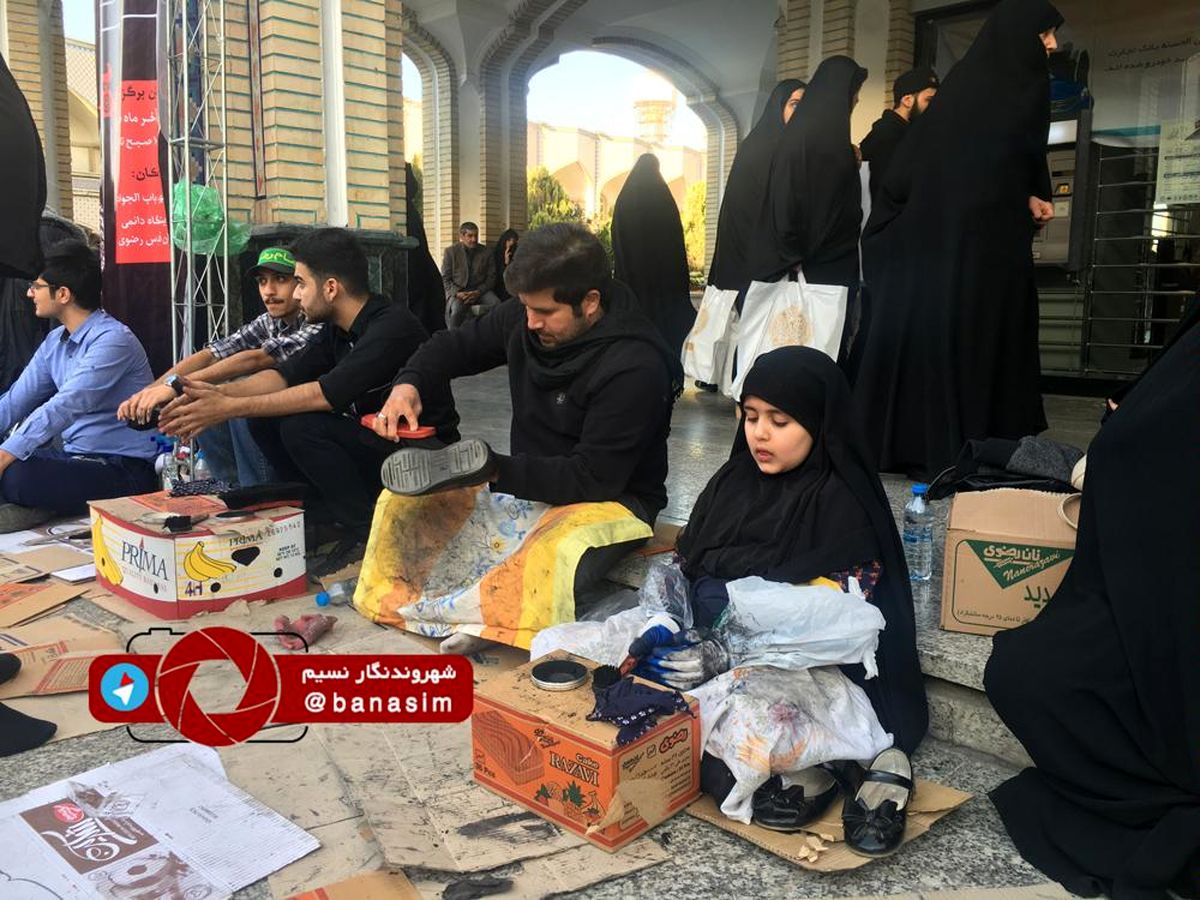عکس خبری :: واکس رایگان برای زوار امام رئوف
