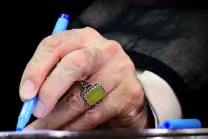 استفتاء از رهبر انقلاب درباره عمل خرافی کوبیدن درِ مساجد در پایان ماه صفر