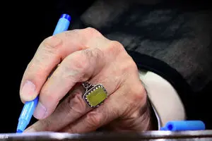 استفتاء از رهبر انقلاب درباره عمل خرافی کوبیدن درِ مساجد در پایان ماه صفر
