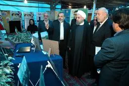 بازدید روحانی از نمایشگاه عملکرد دولت در رفع مشکلات حاشیه‌نشینی مشهد