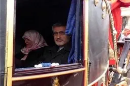 بعیدی‌نژاد استوارنامه خود را تقدیم ملکه الیزابت کرد + تصاویر