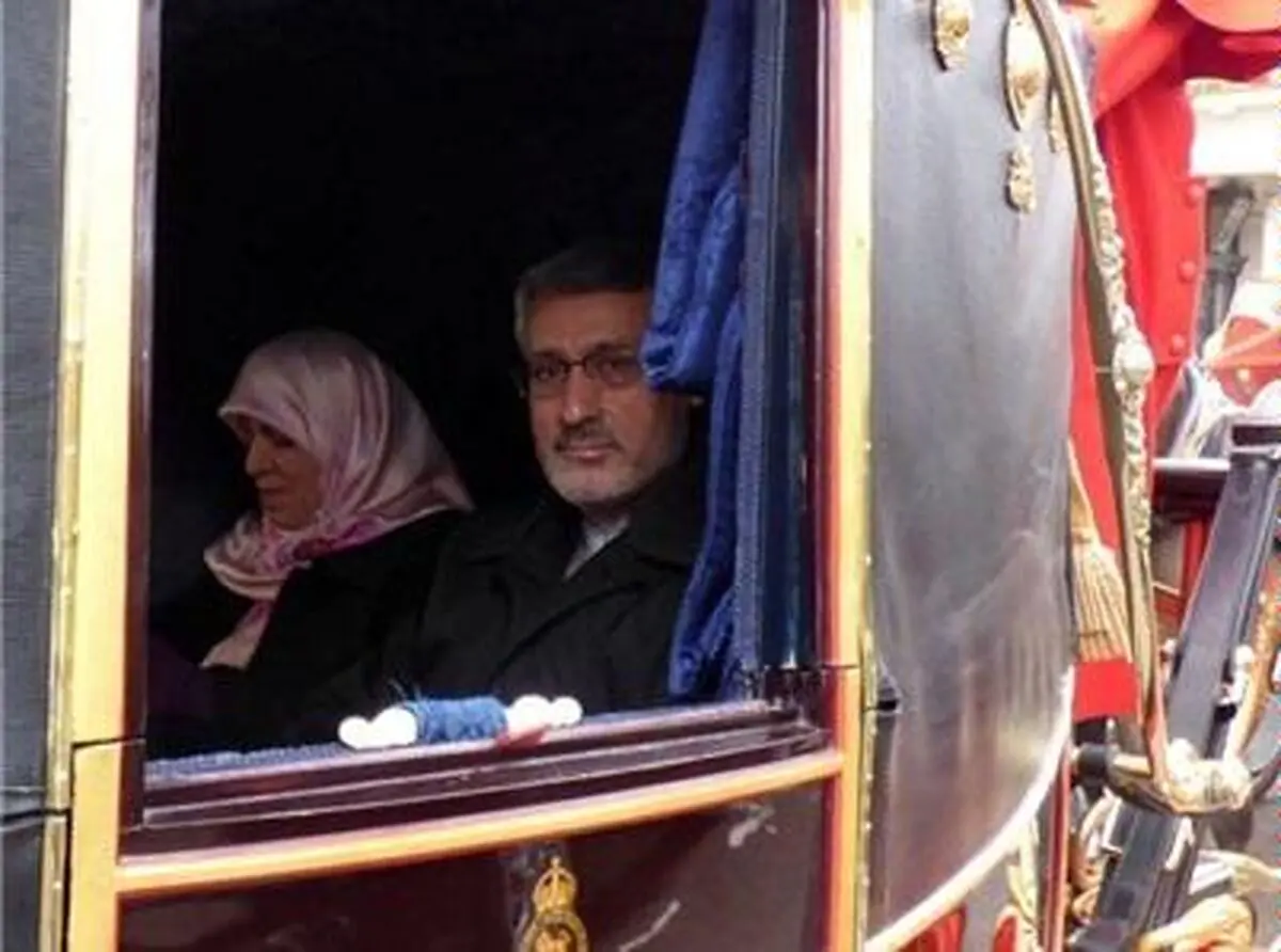 بعیدی‌نژاد استوارنامه خود را تقدیم ملکه الیزابت کرد + تصاویر