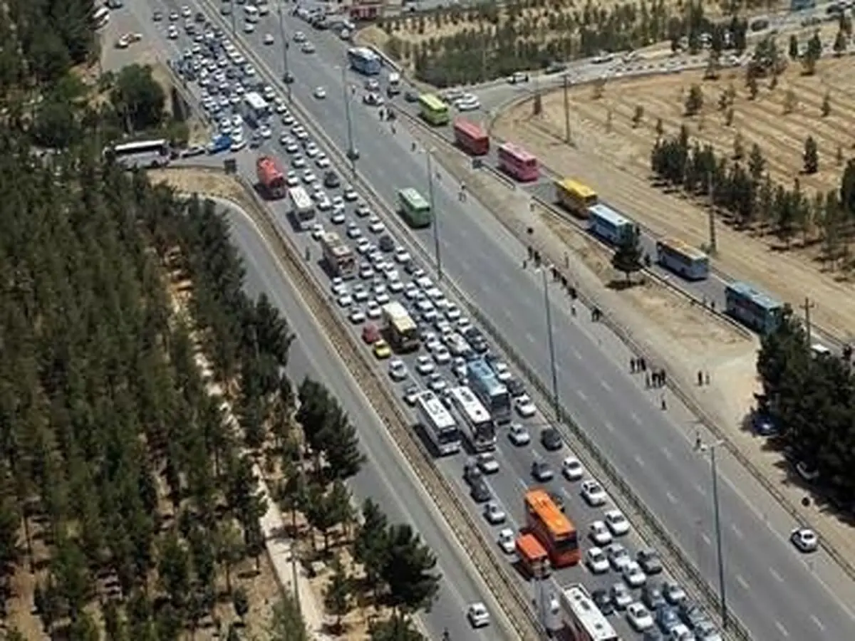 وزش باد شدید و ترافیک نیمه‌سنگین در جاده‌های کشور