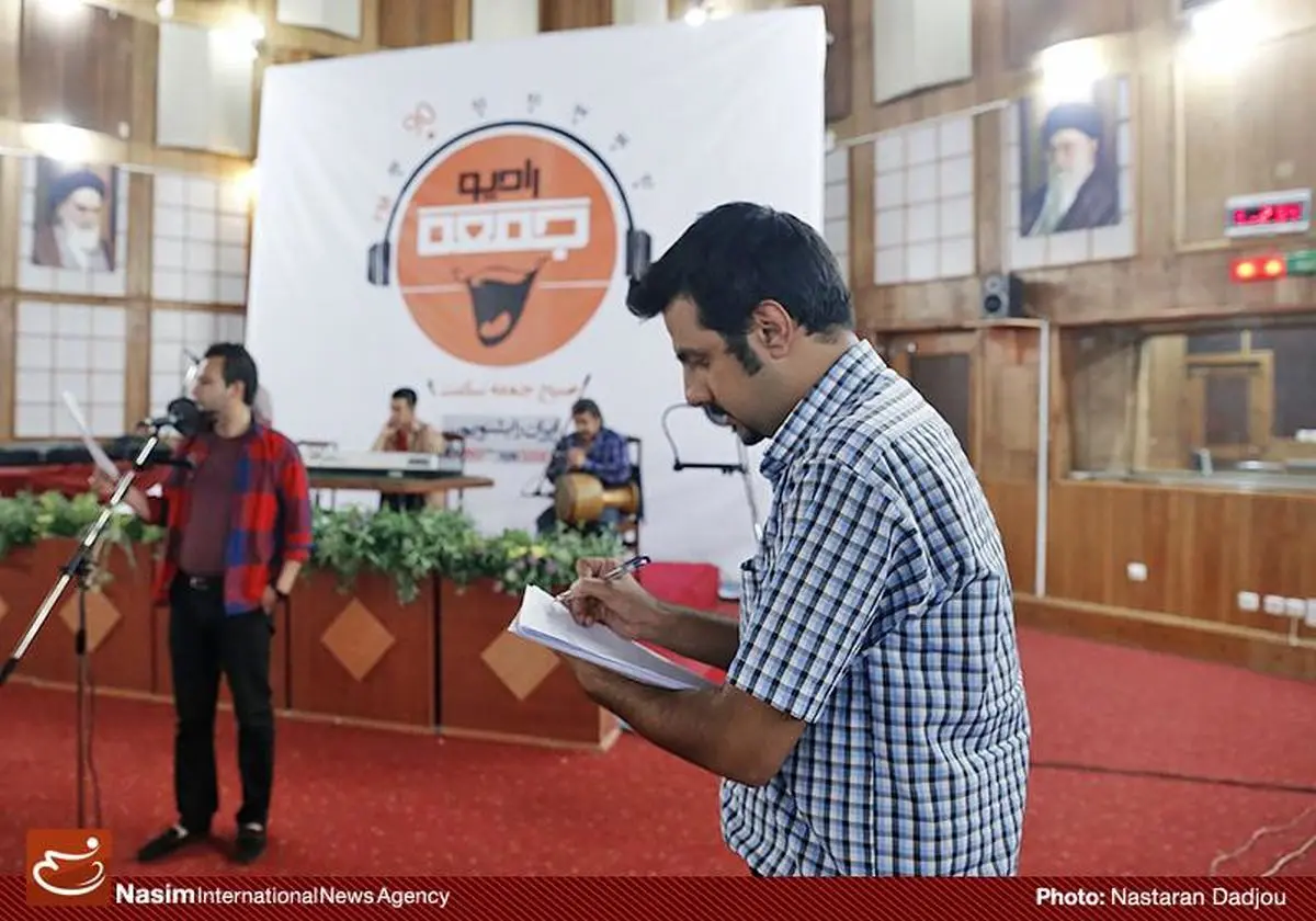 "رادیو جمعه" همیشه حرفش را زده است/ خنداندن مردم در کشور کار بسیار سختی به شمار می‌رود