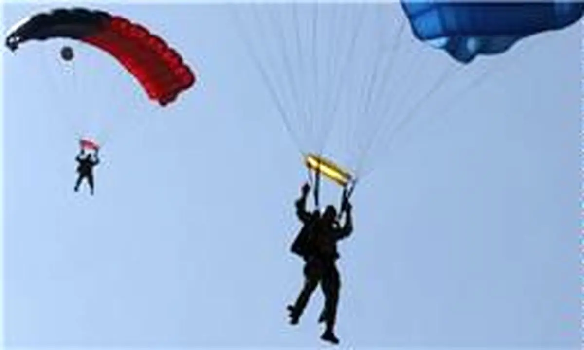 رکوردزنی تکاوران ارتش در عملیات چتربازی/ مقابله با تهدیدات تروریستی تمرین شد