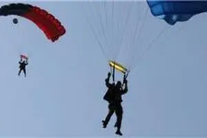 رکوردزنی تکاوران ارتش در عملیات چتربازی/ مقابله با تهدیدات تروریستی تمرین شد