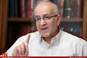 دولت با دلار ۳۳۰۰ تومانی در بودجه دنبال کار انتخاباتی است/ با این بودجه دولت‌های بعدی هم به دردسر می‌افتند