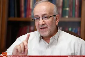 دولت با دلار ۳۳۰۰ تومانی در بودجه دنبال کار انتخاباتی است/ با این بودجه دولت‌های بعدی هم به دردسر می‌افتند
