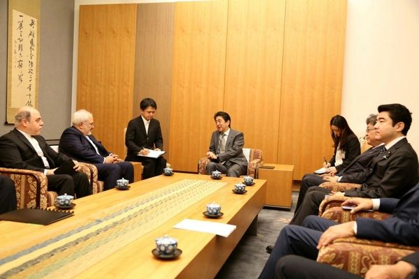 ظریف با نخست وزیر ژاپن دیدار و گفتگو کرد