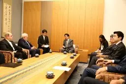 ظریف با نخست وزیر ژاپن دیدار و گفتگو کرد