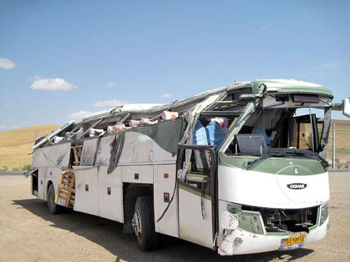 خواب آلودگی راننده یک اتوبوس را واژگون کرد/۱۷ مسافر راهی بیمارستان شدند
