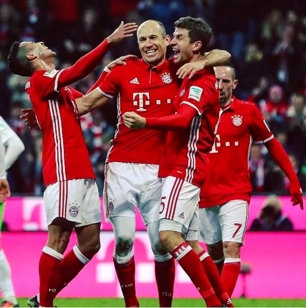 بایرن با ۵ گل صدر را پس گرفت/ دورتموند در آخرین دقایق امتیاز گرفت