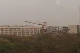 سقوط جرثقیل در دانشگاه علوم پزشکی/ حال یکی از مجروحان وخیم است