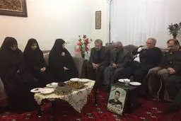 رئیس مجلس با خانواده شهید حسینی دیدار کرد