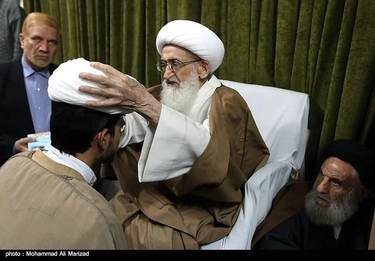 مراسم عمامه‌گذاری طلاب توسط آیت‌الله نوری همدانی برگزار می‌شود