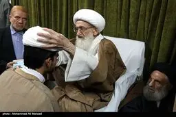 مراسم عمامه‌گذاری طلاب توسط آیت‌الله نوری همدانی برگزار می‌شود