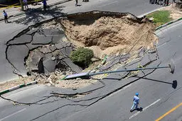 فرونشست زمین در خیابان مولوی/ حادثه مصدومی نداشته است