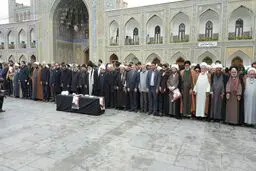 آیت‌الله علم الهدی در حرم امام رضا (ع) بر پیکر مرحوم آیت‌الله واعظ زاده خراسانی نماز میت اقامه کرد