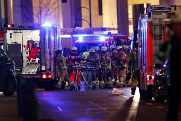 یک کامیون مردم را در بازار کریسمس برلین زیر گرفت/ ۱۲ کشته و ۵۰ زخمی/ داعش مسئولیت را بر عهده گرفت