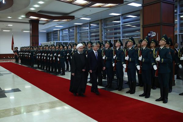 روحانی وارد بیشکک شد/ استقبال رسمی رئیس‌جمهور قرقیزستان از روحانی