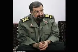 محسن رضایی مزار شهدای اهواز را غبارروبی کرد