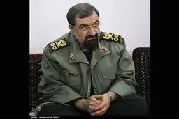 محسن رضایی مزار شهدای اهواز را غبارروبی کرد