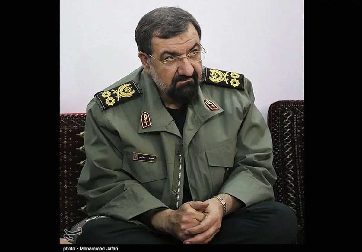 محسن رضایی مزار شهدای اهواز را غبارروبی کرد